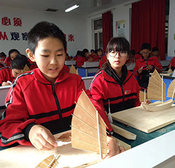學(xué)生手工藝品制作中使用瞬間膠.2